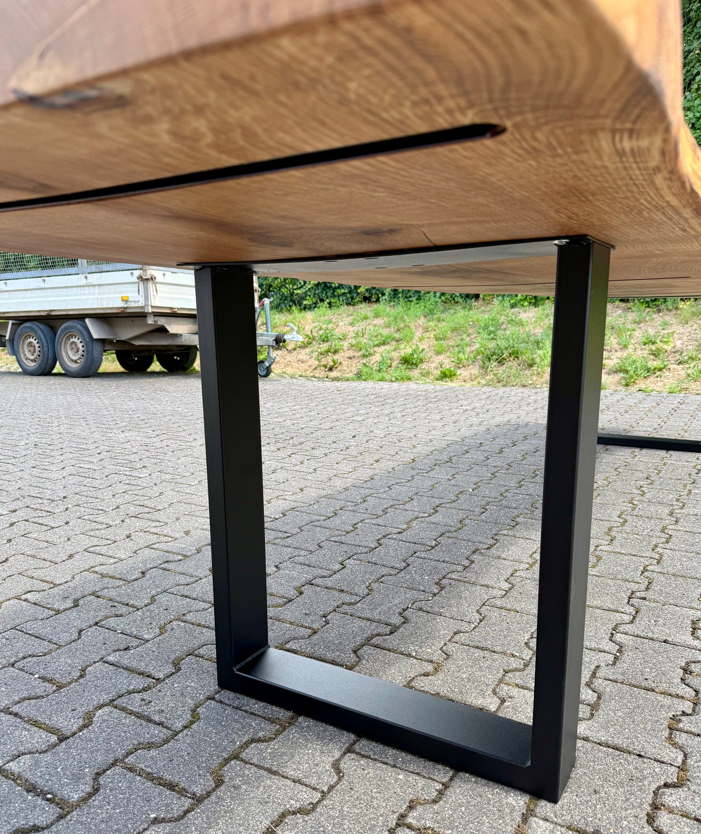 Epoxidharz 400 cm Baumstamm Esstisch Wildeiche geschliffen mit U-Set Gestell