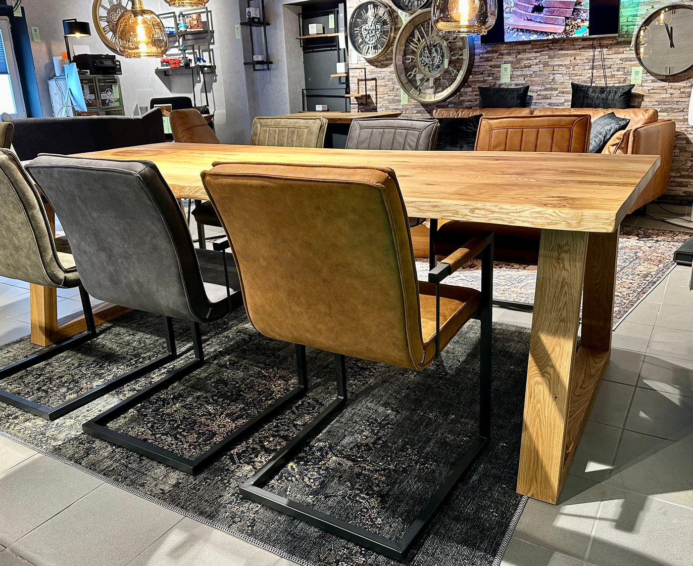 Table de salle à manger Dresden Chêne massif 200 à 300 cm d'épaisseur 4 cm bois huilé avec piètement bois trapèze 6 tailles