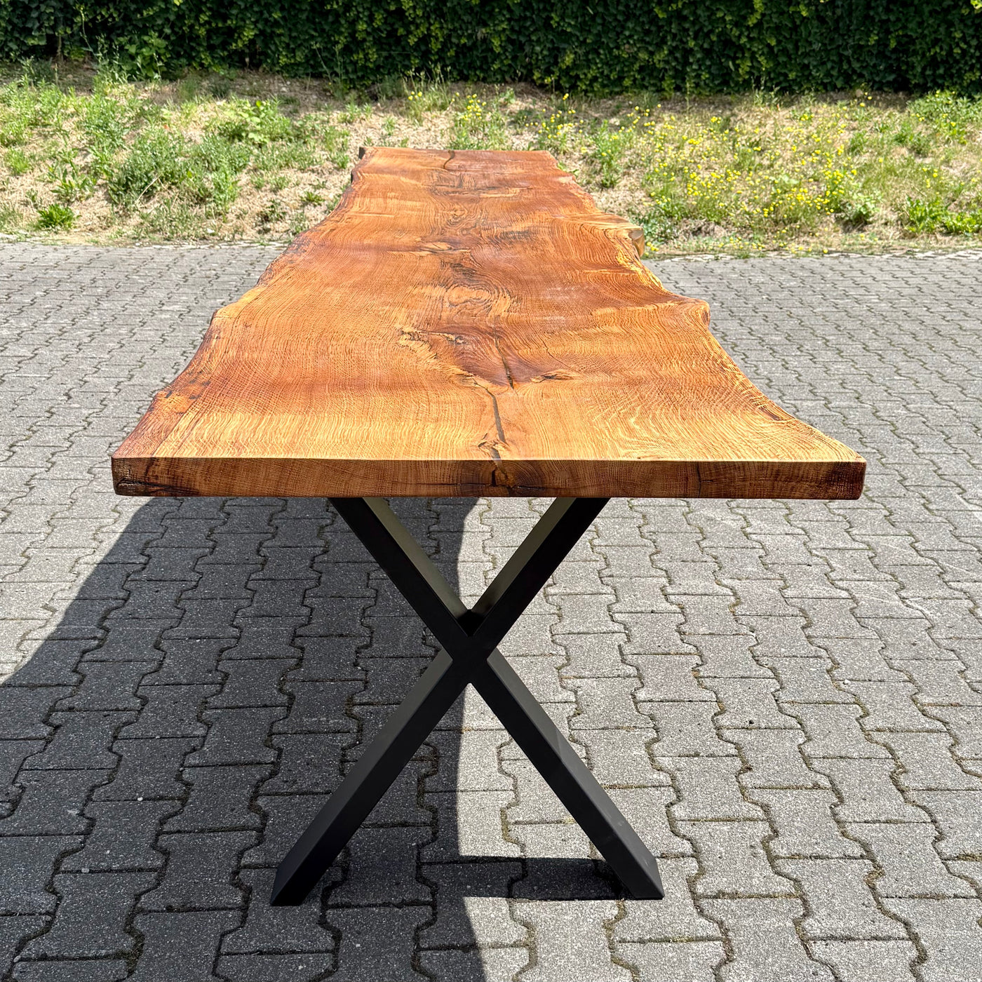 Epoxidharz 400 cm Baumstamm Esstisch Wildeiche gebürstet mit X-Set Gestell