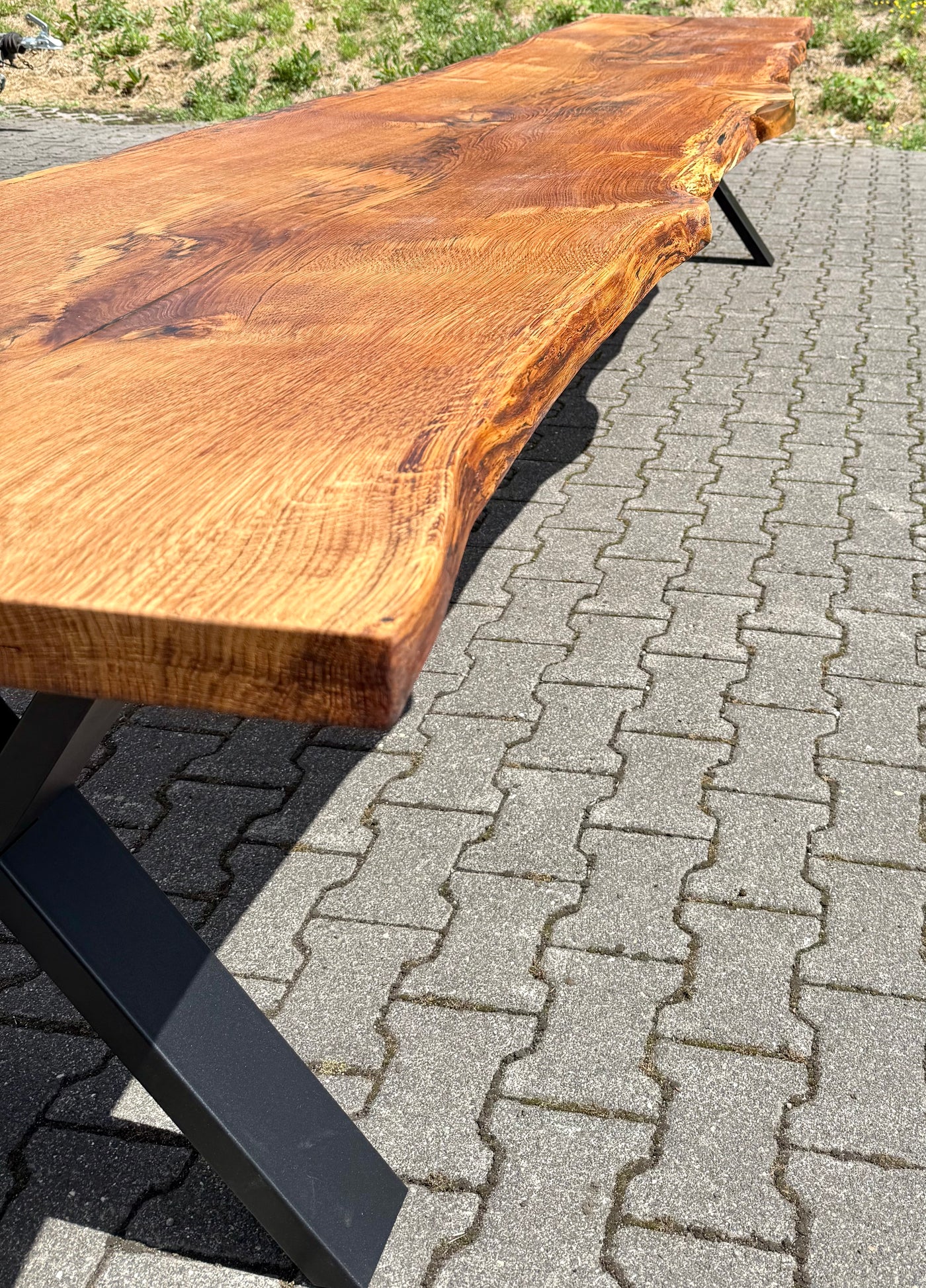 Epoxidharz 400 cm Baumstamm Esstisch Wildeiche gebürstet mit X-Set Gestell