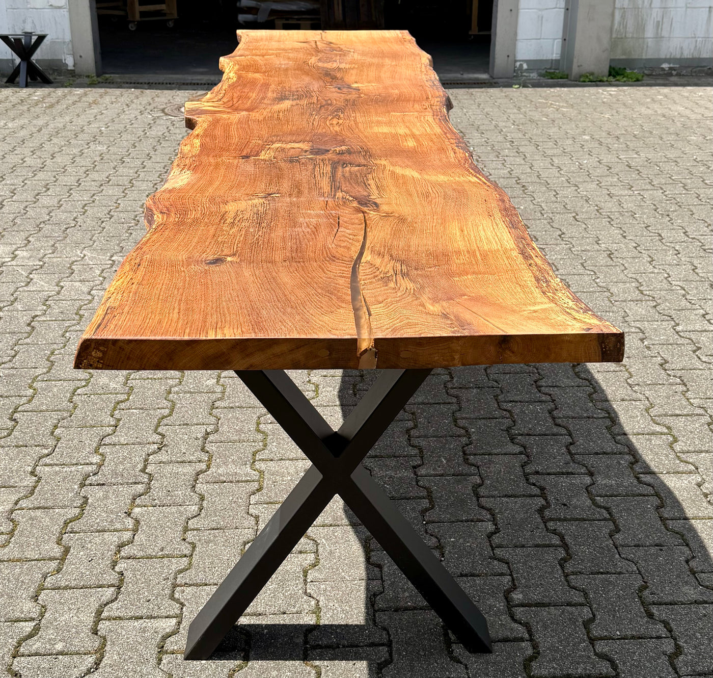 Epoxidharz 400 cm Baumstamm Esstisch Wildeiche gebürstet mit X-Set Gestell