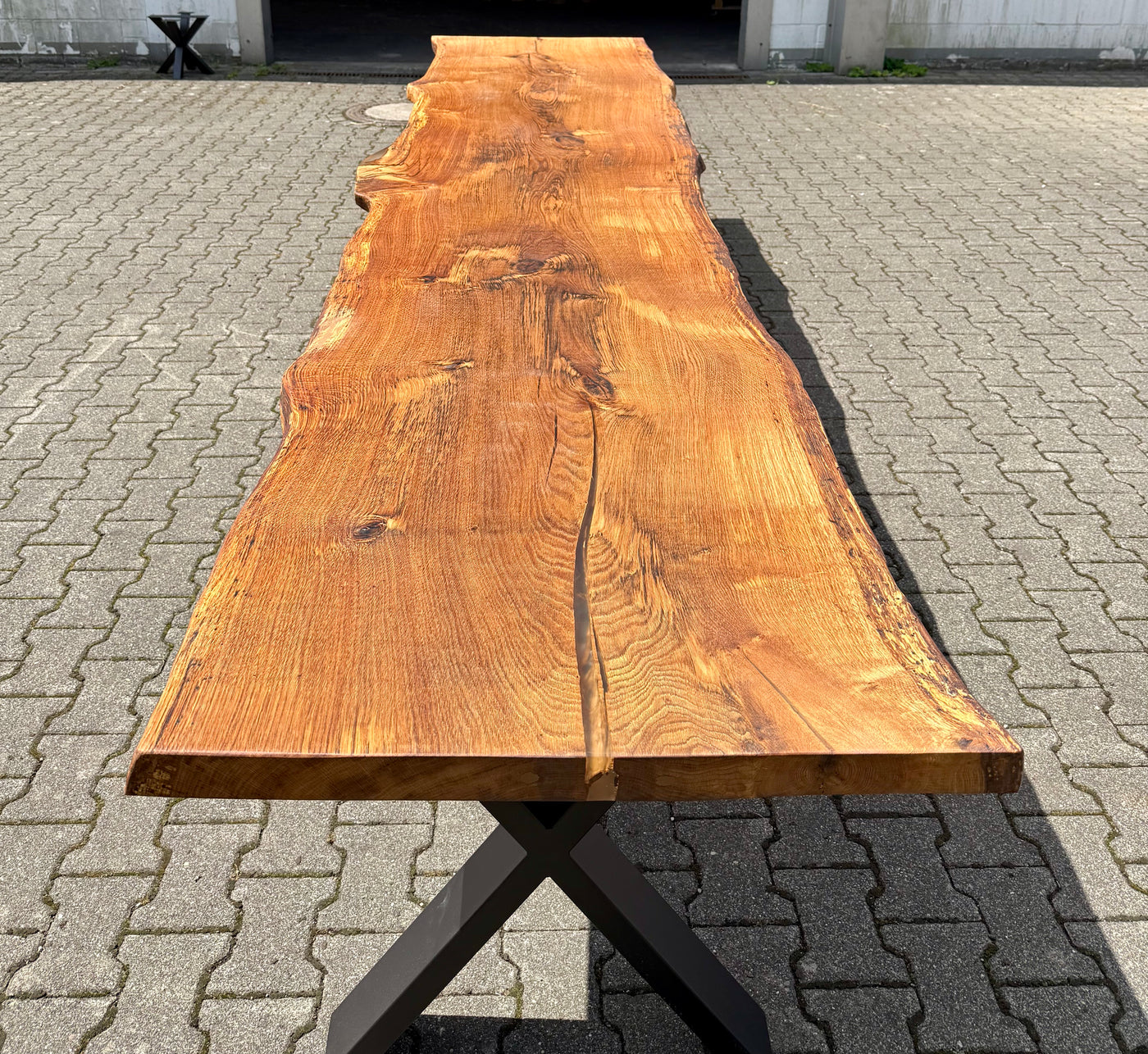 Epoxidharz 400 cm Baumstamm Esstisch Wildeiche gebürstet mit X-Set Gestell