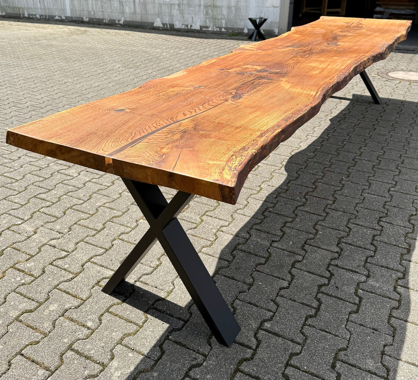 Epoxidharz 400 cm Baumstamm Esstisch Wildeiche gebürstet mit X-Set Gestell