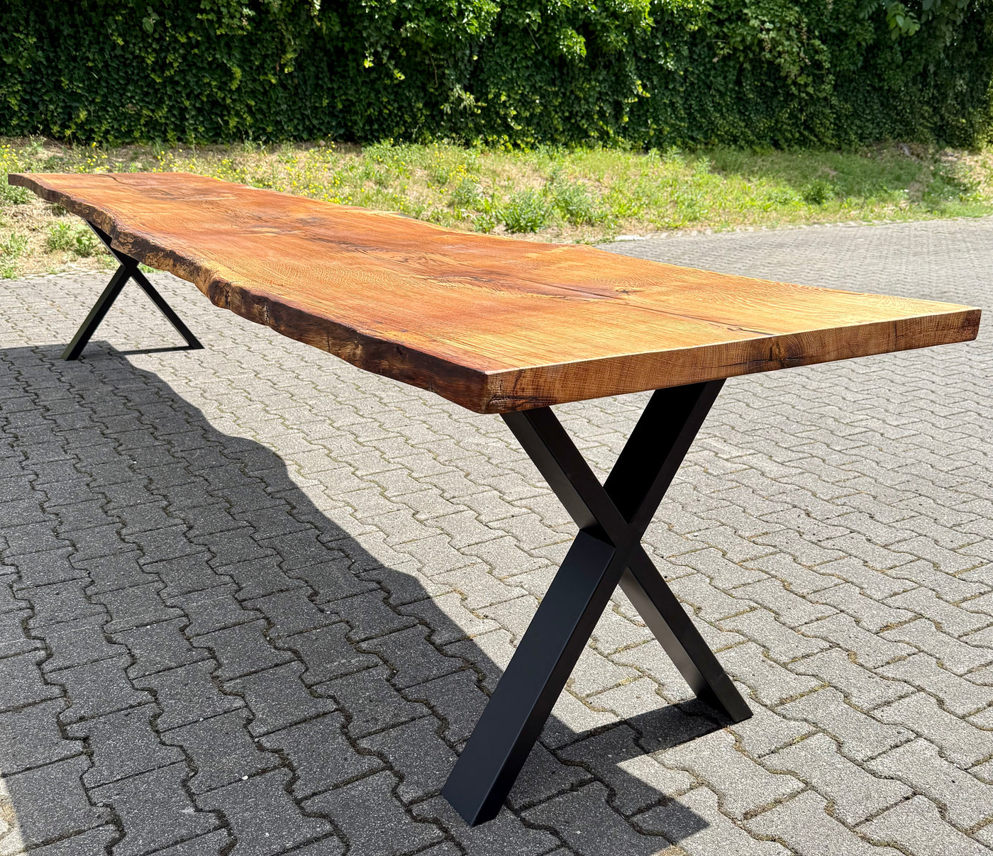Epoxidharz 400 cm Baumstamm Esstisch Wildeiche gebürstet mit X-Set Gestell