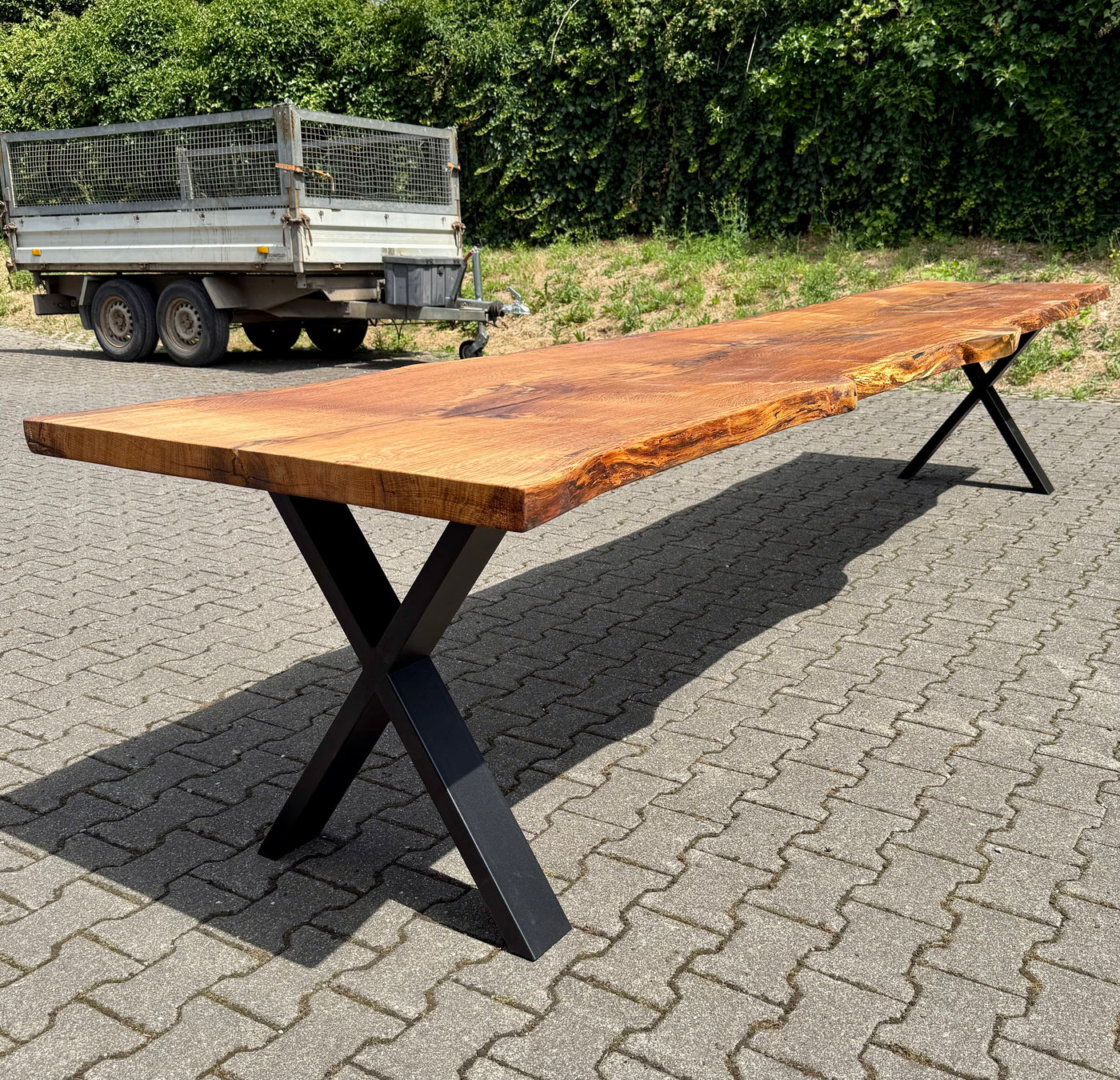 Epoxidharz 400 cm Baumstamm Esstisch Wildeiche gebürstet mit X-Set Gestell