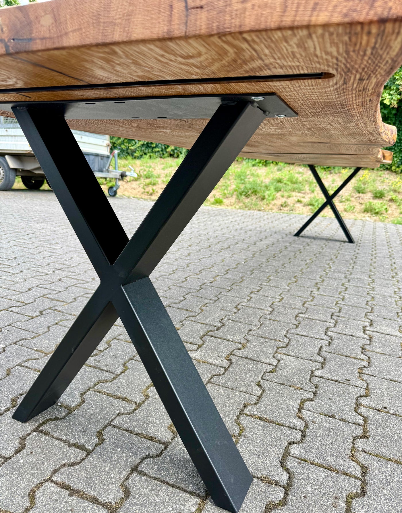 Epoxidharz 400 cm Baumstamm Esstisch Wildeiche gebürstet mit X-Set Gestell