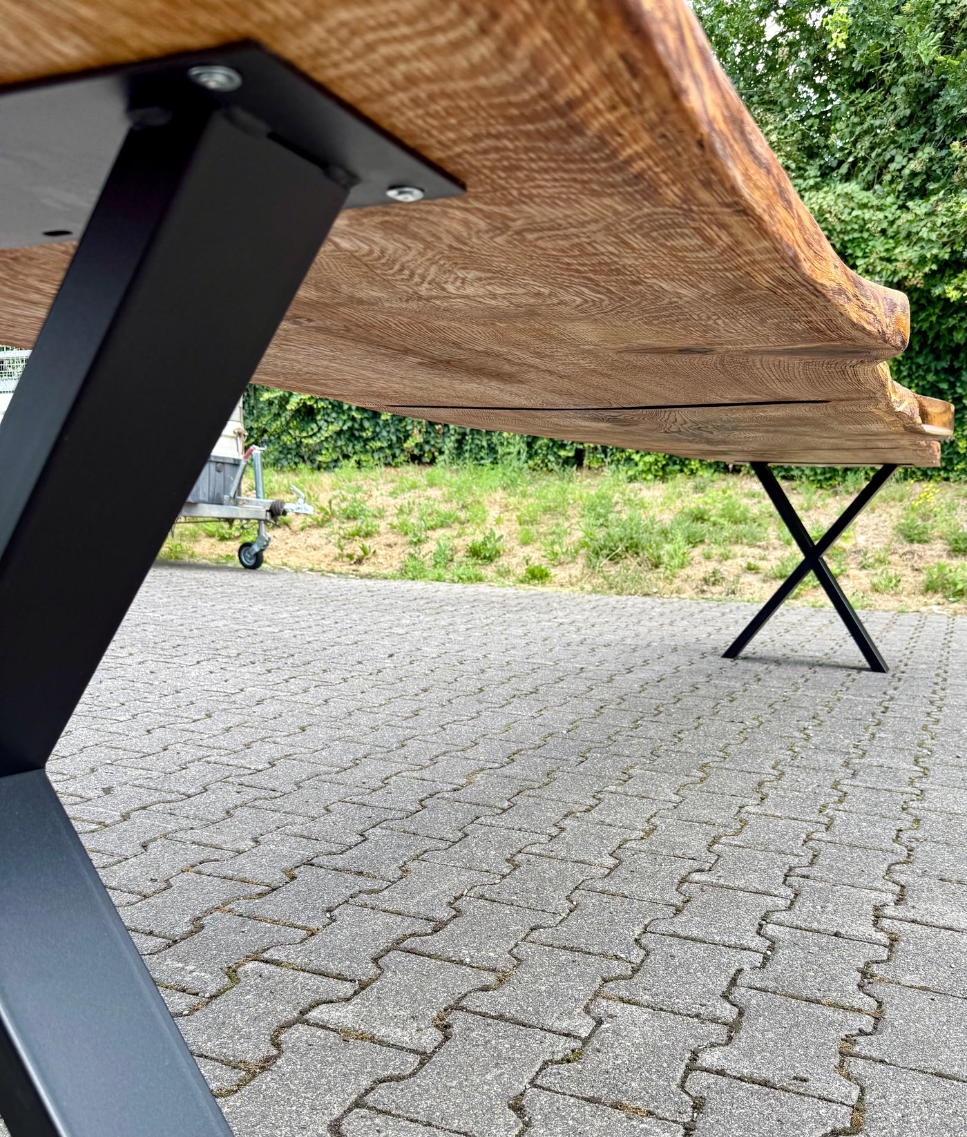 Epoxidharz 400 cm Baumstamm Esstisch Wildeiche gebürstet mit X-Set Gestell