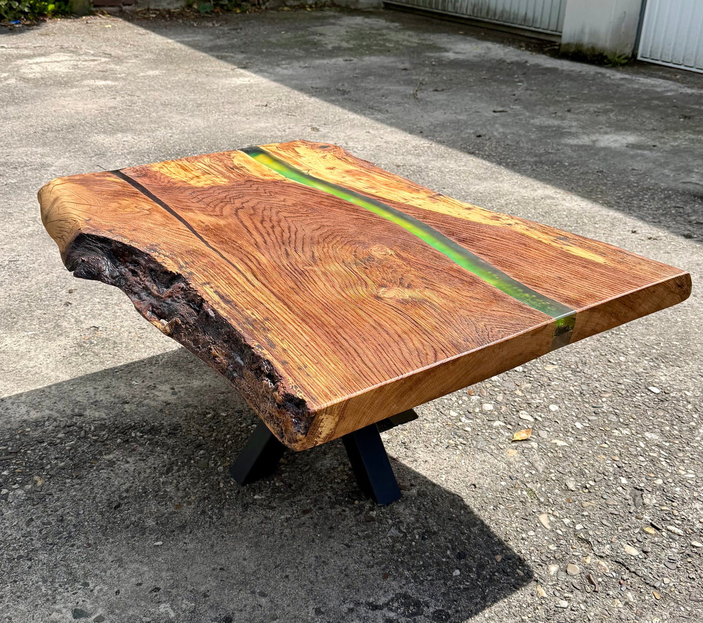 Epoxidharz River Couchtisch Halver Eiche massiv 95 cm geölt mit Spider Metall Gestell schwarz