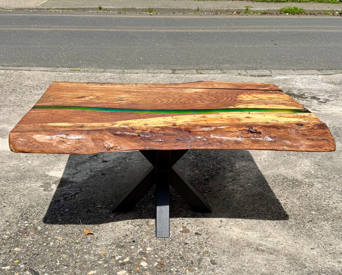Epoxidharz River Couchtisch Halver Eiche massiv 95 cm geölt mit Spider Metall Gestell schwarz