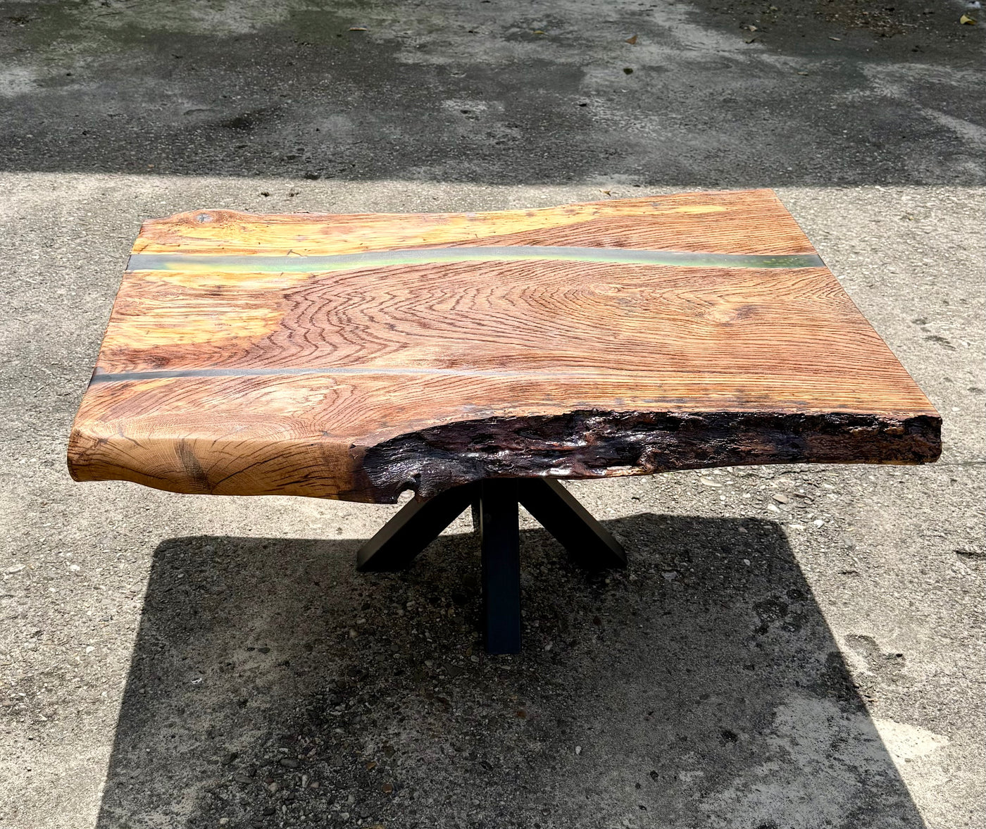 Epoxidharz River Couchtisch Halver Eiche massiv 95 cm geölt mit Spider Metall Gestell schwarz