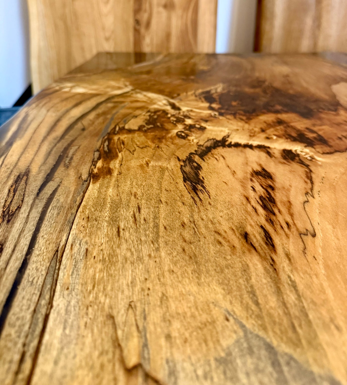 Epoxidharz Baumstamm Esstisch Pappel 220 cm natürliche Baumkante massiv mit zentralem Gestell anthrazit