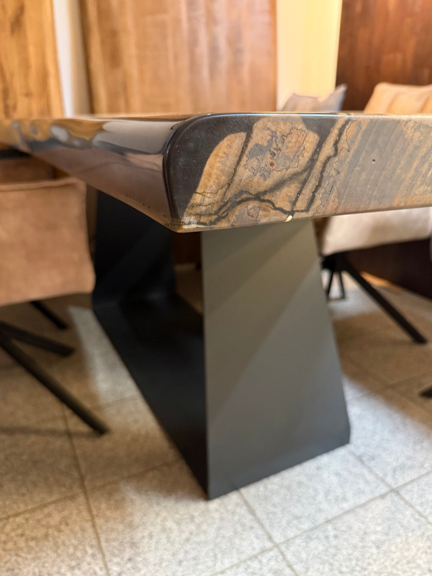 Epoxidharz Baumstamm Esstisch Pappel 220 cm natürliche Baumkante massiv mit zentralem Gestell anthrazit
