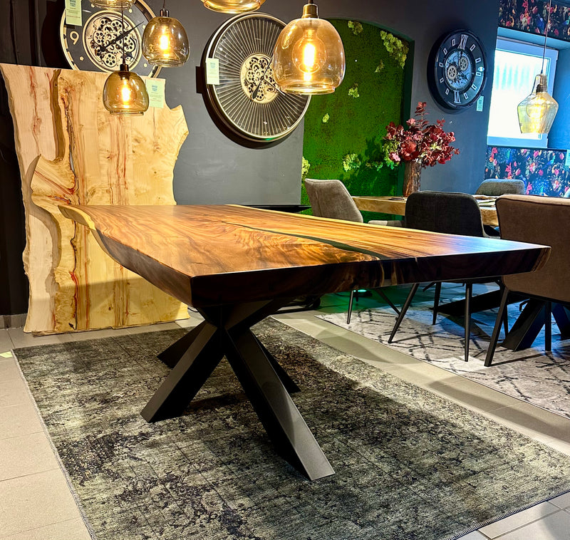 Epoxy Mammut Baumstamm Esstisch Suar 200 und 7 cm massiv mit Spider Gestell