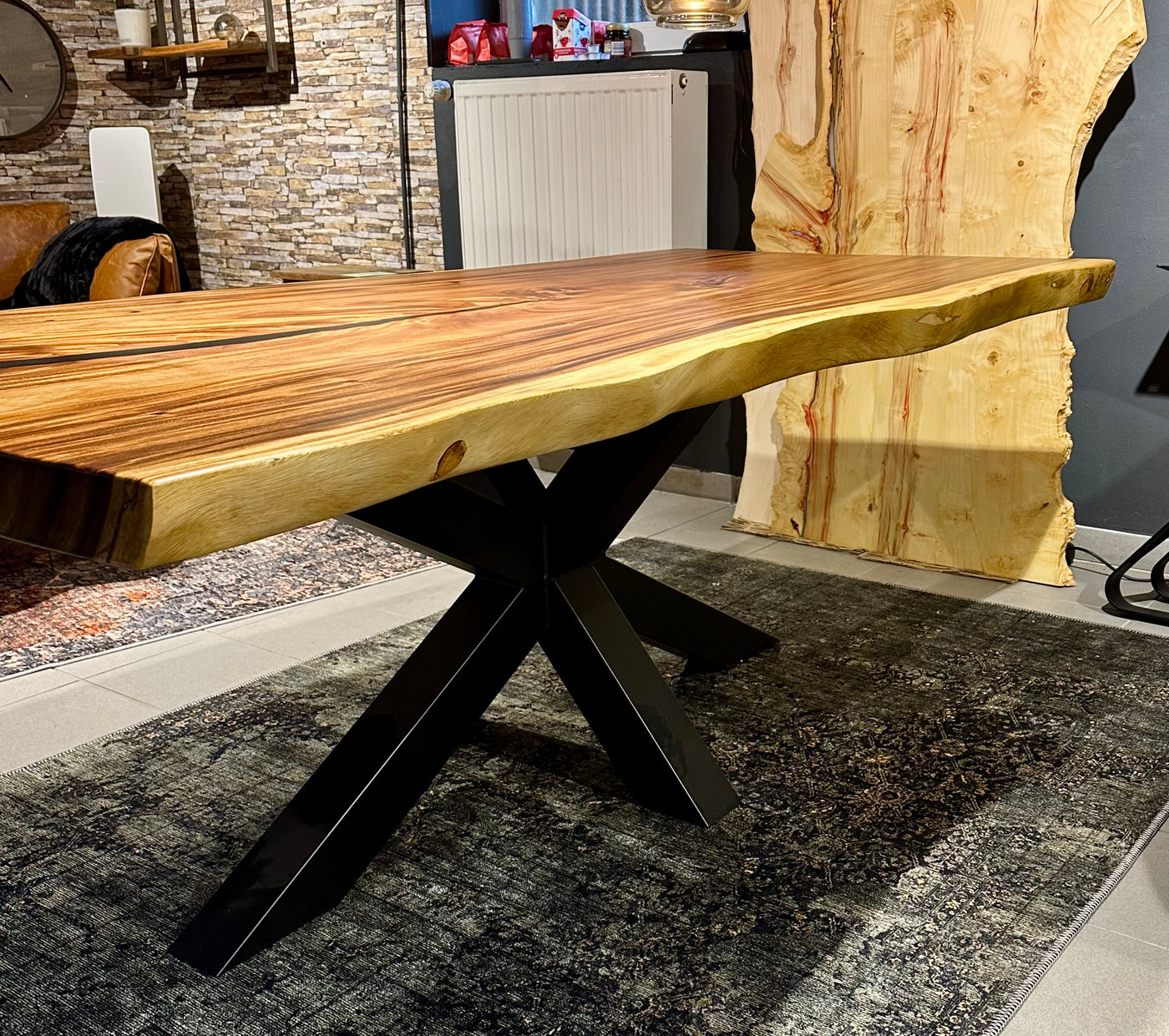 Epoxy Mammut Baumstamm Esstisch Suar 200 und 7 cm massiv mit Spider Gestell