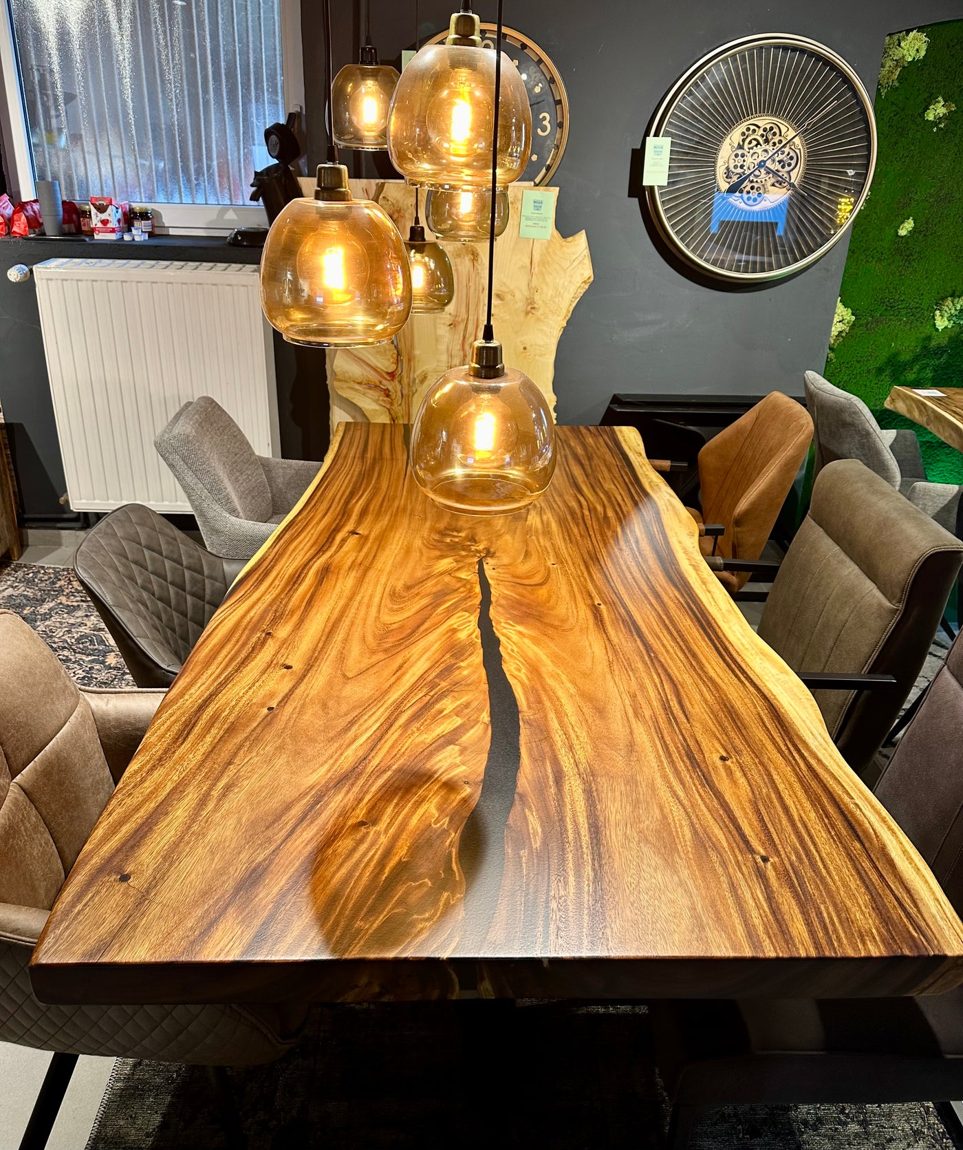 Epoxy Mammut Baumstamm Esstisch Suar 200 und 7 cm massiv mit Spider Gestell
