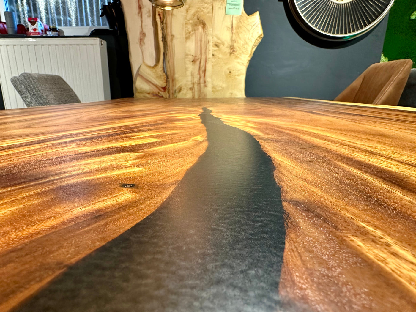Epoxy Mammut Baumstamm Esstisch Suar 200 und 7 cm massiv mit Spider Gestell