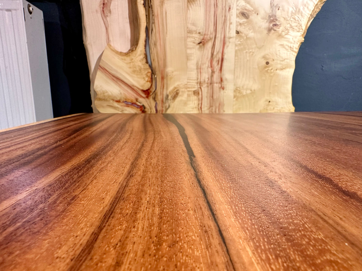 Epoxy Mammut Baumstamm Esstisch Suar 200 und 7 cm massiv mit Spider Gestell