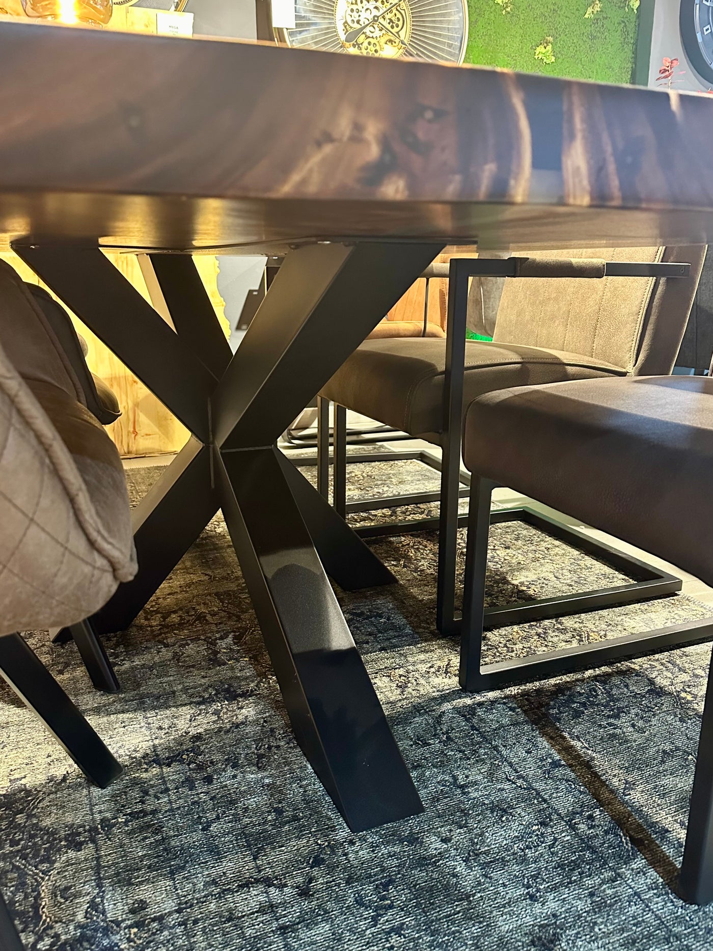 Epoxy Mammut Baumstamm Esstisch Suar 200 und 7 cm massiv mit Spider Gestell