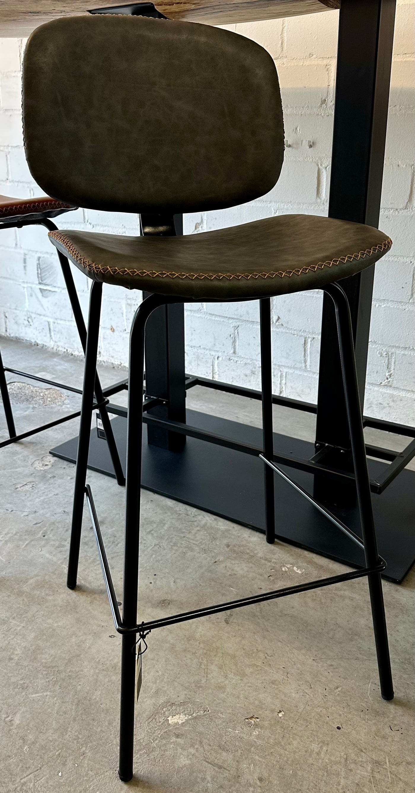 Tabouret de bar Bradley en similicuir, 2 coloris, qualité professionnelle