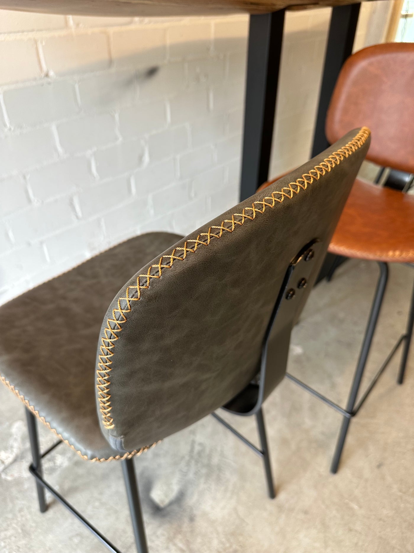 Tabouret de bar Bradley en similicuir, 2 coloris, qualité professionnelle