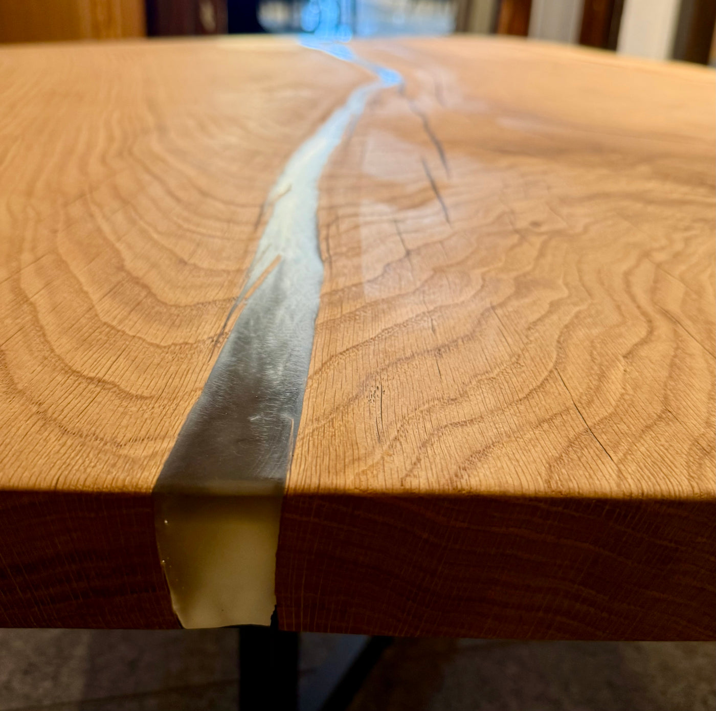 Epoxidharz Couchtisch Viersen Eiche massiv 104 cm geölt mit Dreifuss Metall Gestell schwarz