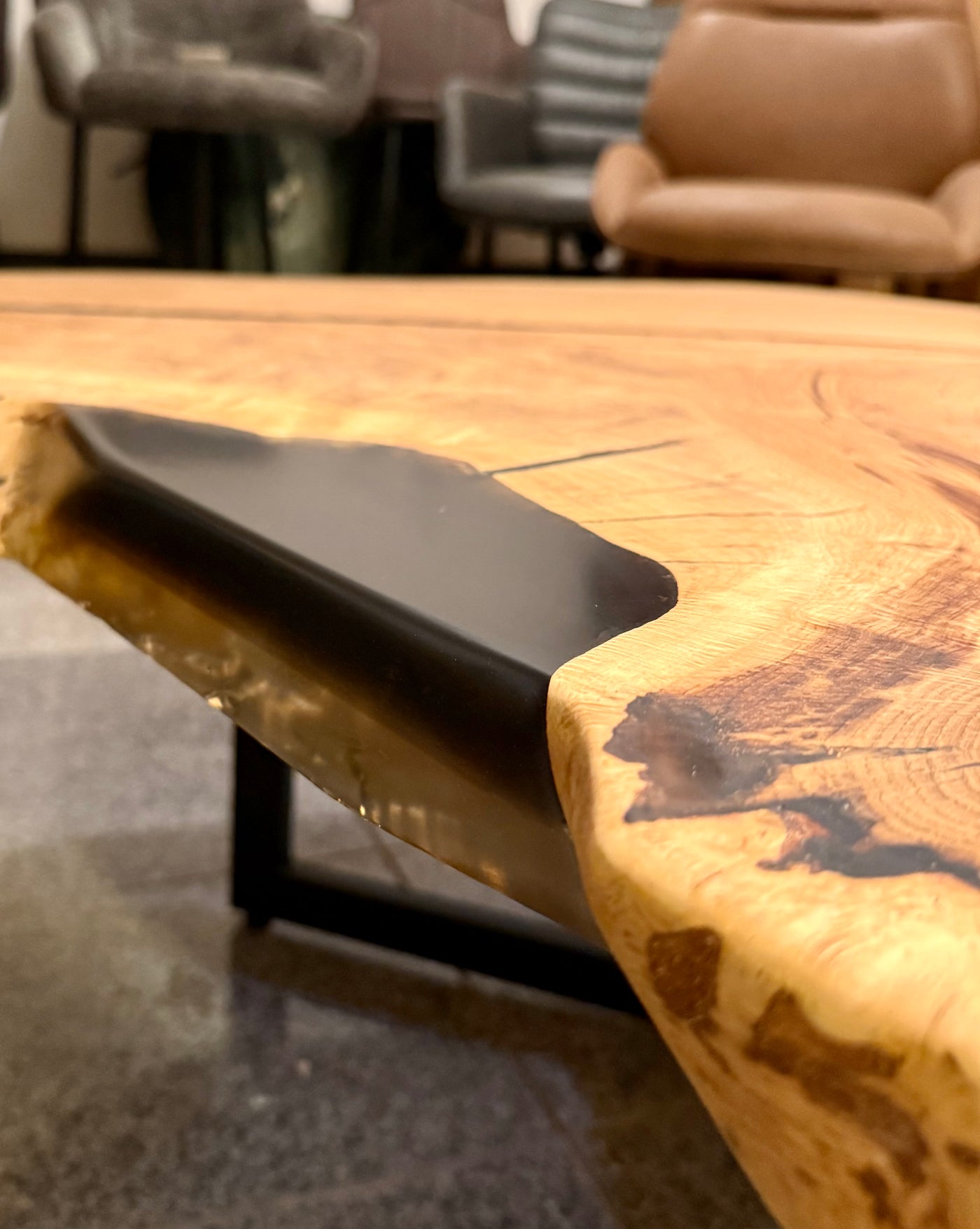 Epoxidharz Couchtisch Viersen Eiche massiv 104 cm geölt mit Dreifuss Metall Gestell schwarz