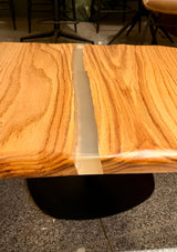 Epoxidharz River Couchtisch Nettetal Eiche massiv 87 cm geölt mit Metall Gestell schwarz