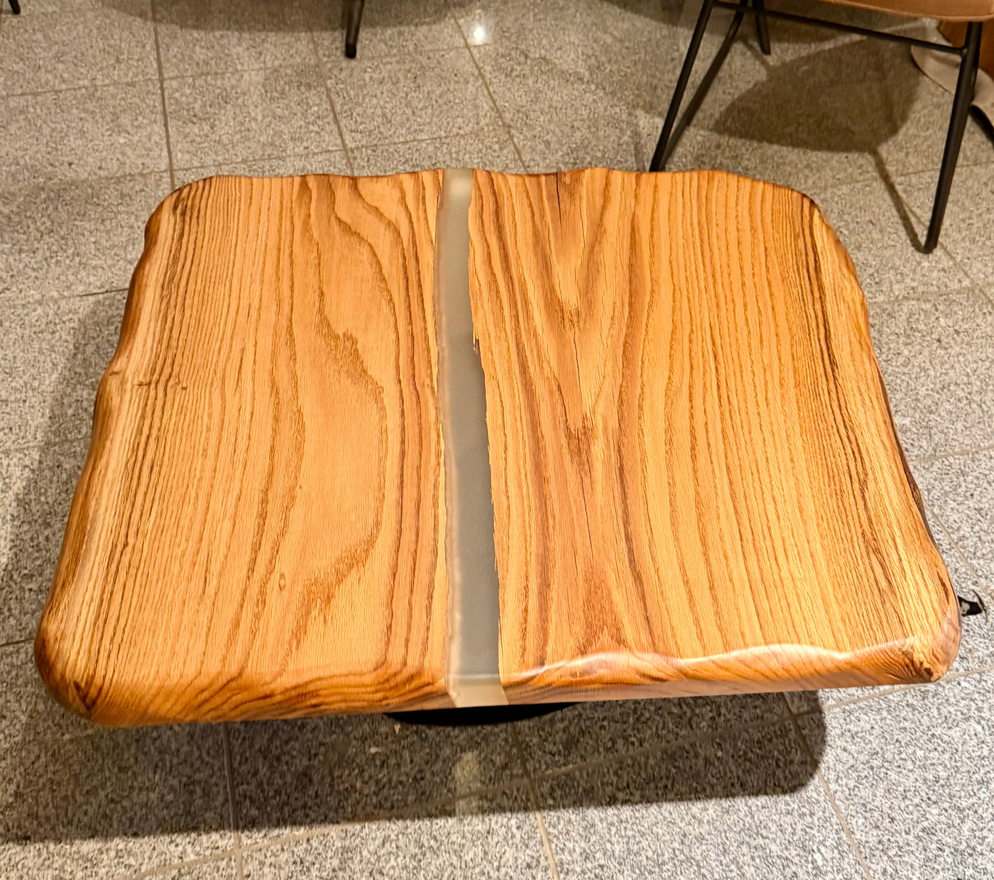 Epoxidharz River Couchtisch Nettetal Eiche massiv 87 cm geölt mit Metall Gestell schwarz