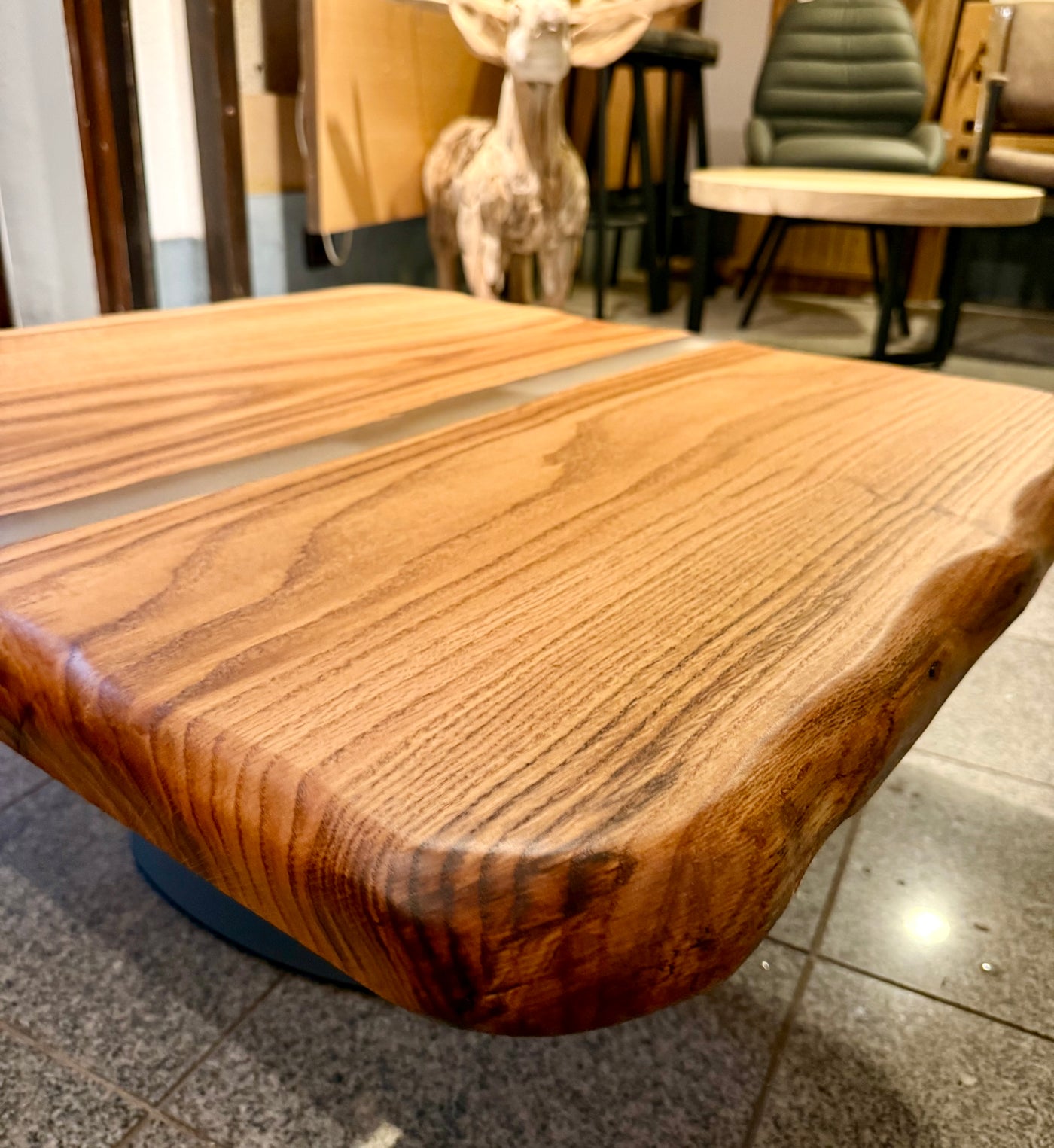 Epoxidharz River Couchtisch Nettetal Eiche massiv 87 cm geölt mit Metall Gestell schwarz