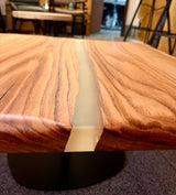 Epoxidharz River Couchtisch Nettetal Eiche massiv 87 cm geölt mit Metall Gestell schwarz