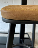 Lade das Bild in den Galerie-Viewer, Kunstleder Sitzhocker Markham braun grün grau Gastro Hocker
