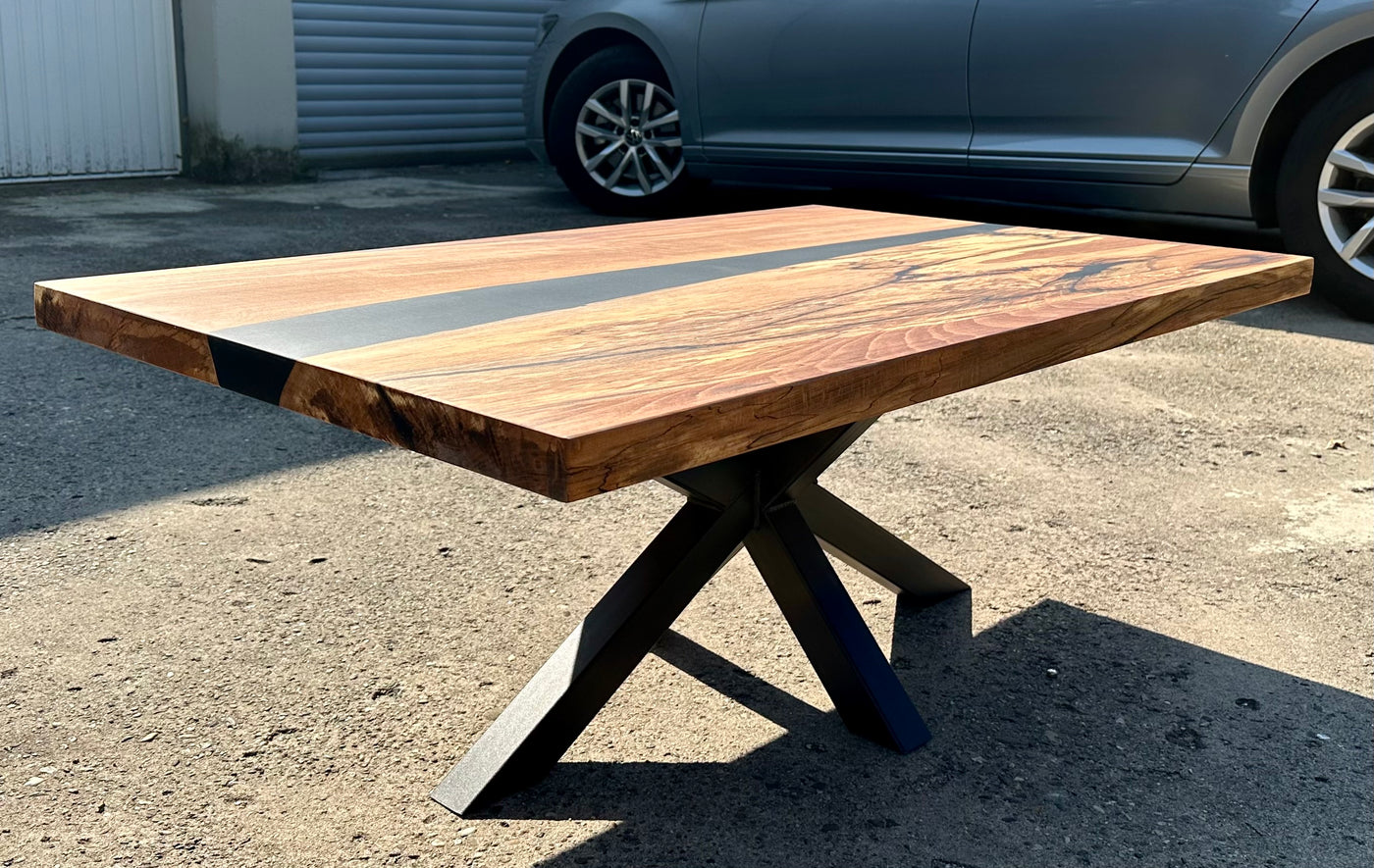 Epoxidharz River Couchtisch Kürten Buche massiv 110 cm Massivholz geölt mit Spider Metall Gestell schwarz