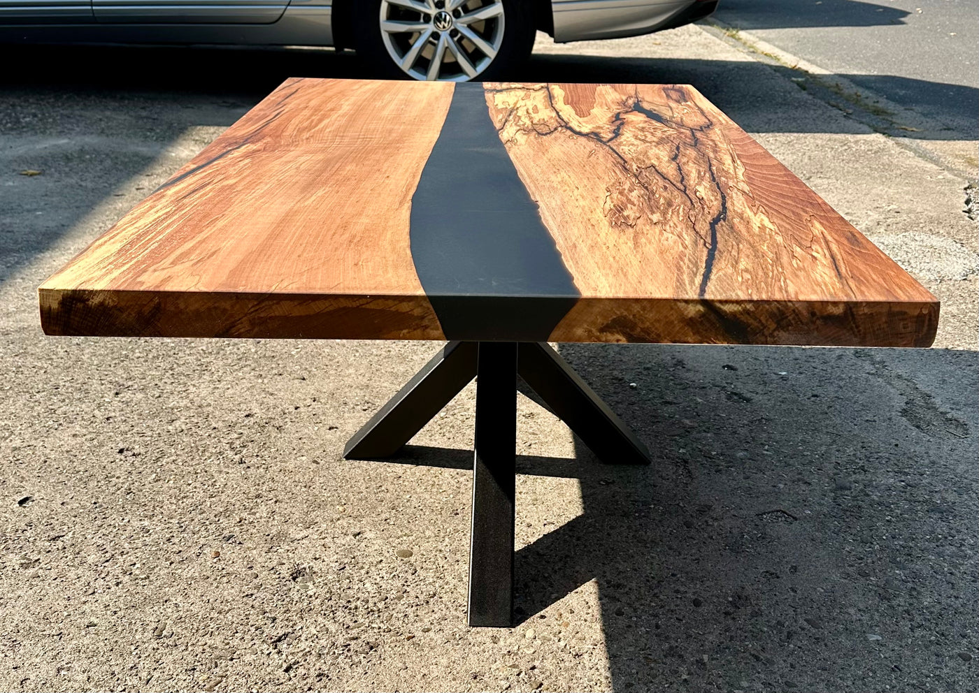 Epoxidharz River Couchtisch Kürten Buche massiv 110 cm Massivholz geölt mit Spider Metall Gestell schwarz