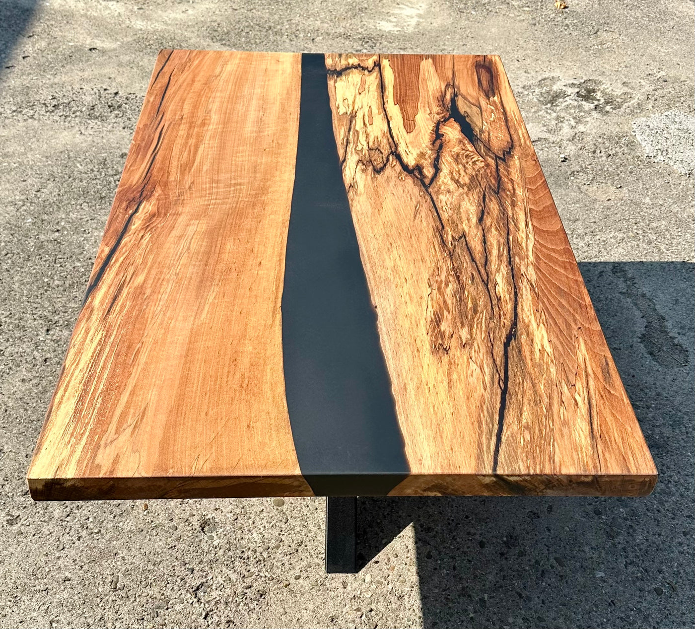 Epoxidharz River Couchtisch Kürten Buche massiv 110 cm Massivholz geölt mit Spider Metall Gestell schwarz