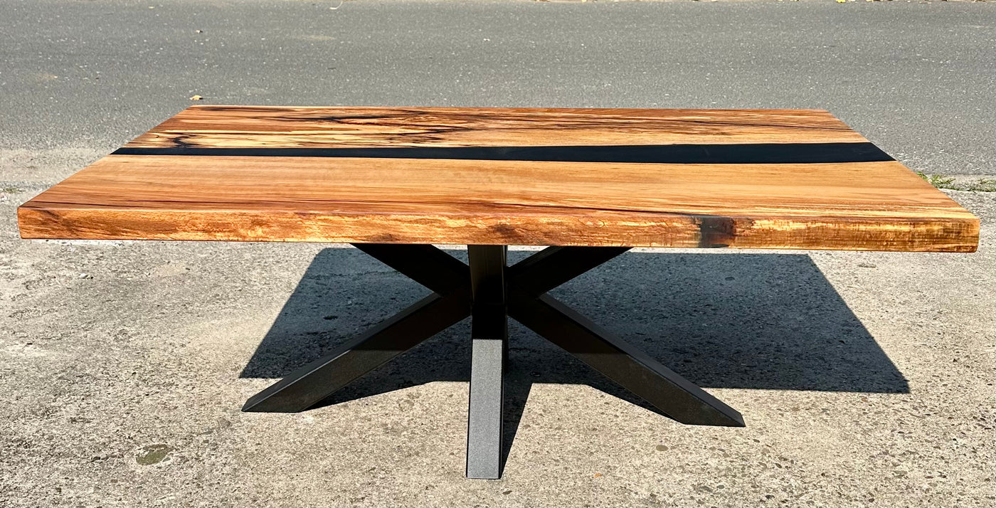 Epoxidharz River Couchtisch Kürten Buche massiv 110 cm Massivholz geölt mit Spider Metall Gestell schwarz