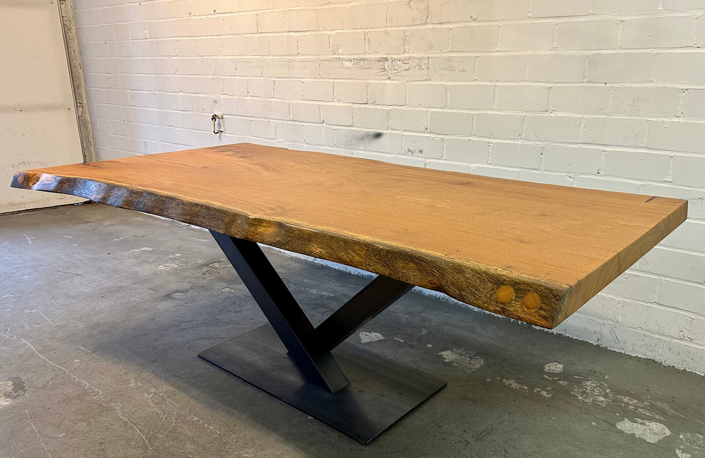 Table tronc d'arbre teck Guyana 240 et 6 cm massif avec piètement en V