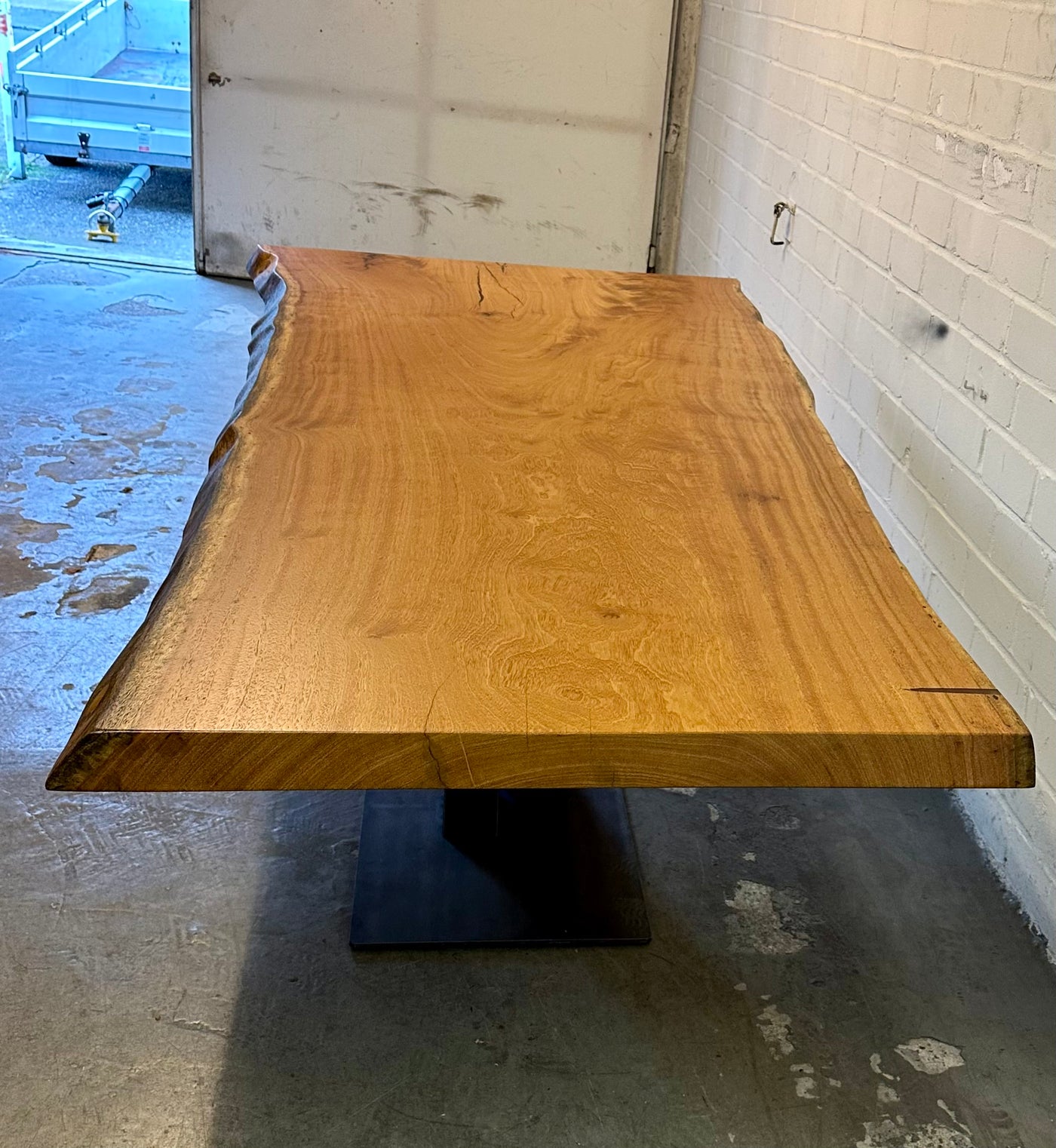 Table tronc d'arbre teck Guyana 240 et 6 cm massif avec piètement en V
