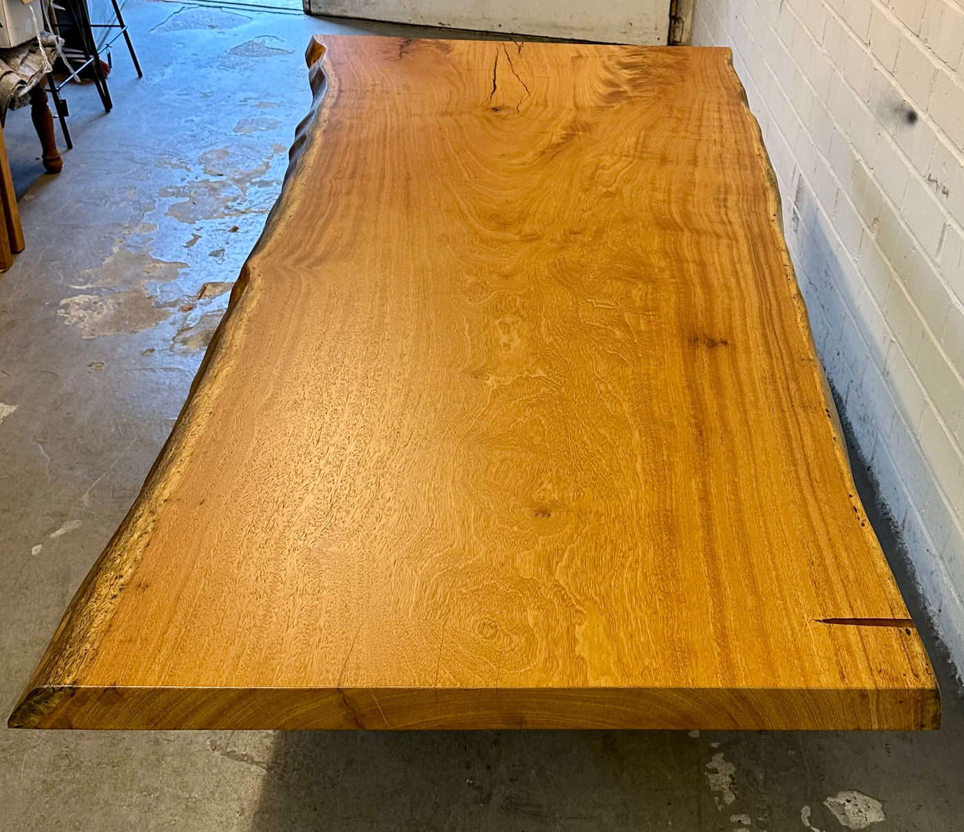 Table tronc d'arbre teck Guyana 240 et 6 cm massif avec piètement en V