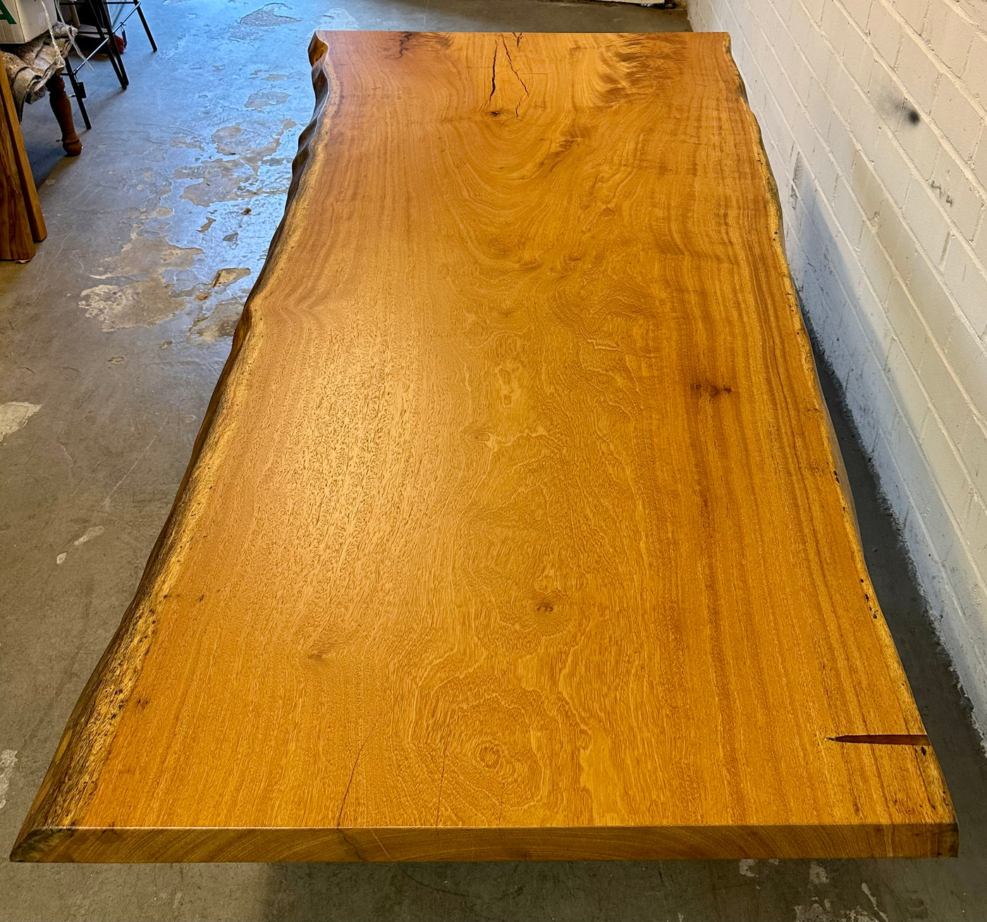 Table tronc d'arbre teck Guyana 240 et 6 cm massif avec piètement en V