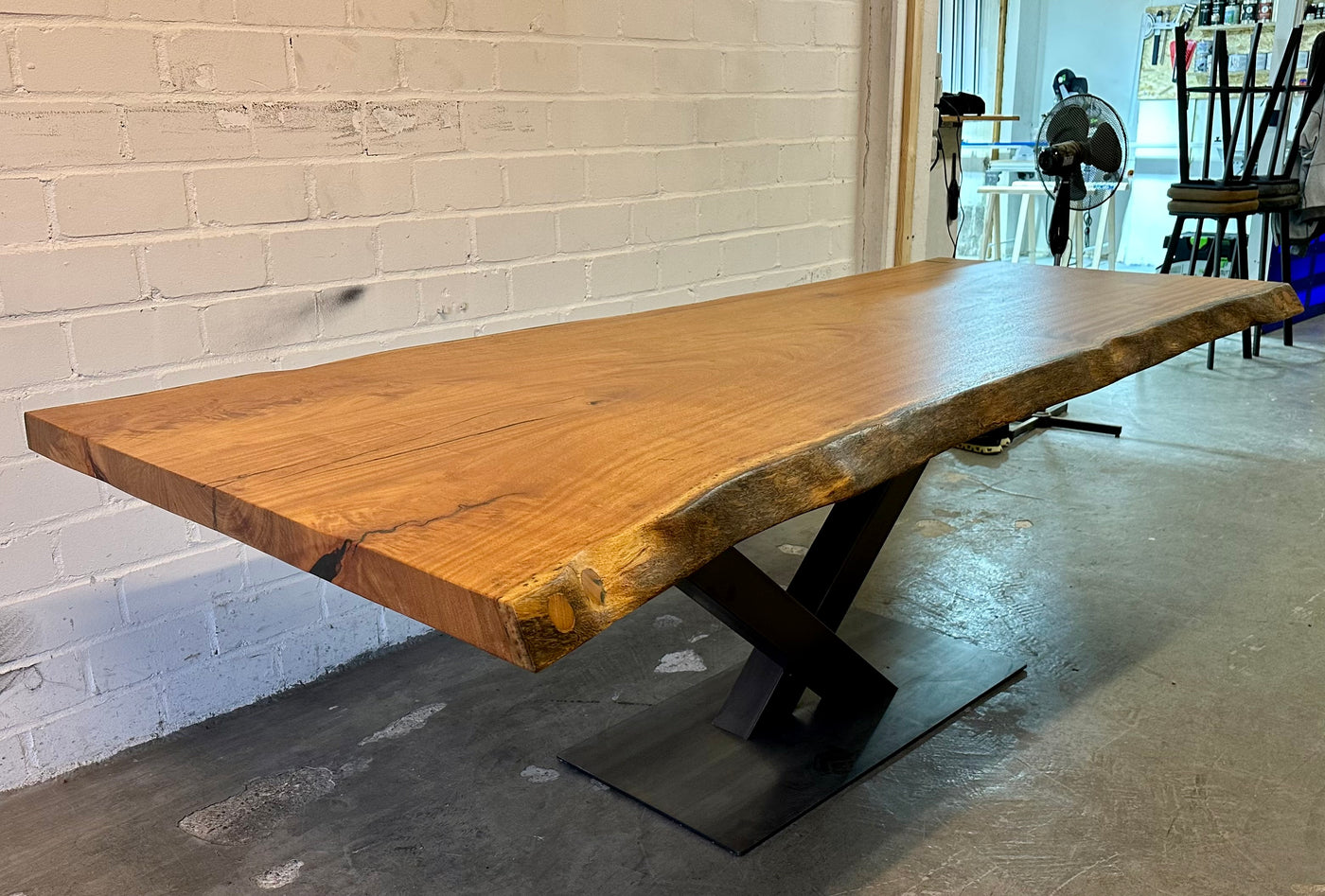 Table tronc d'arbre teck Guyana 240 et 6 cm massif avec piètement en V
