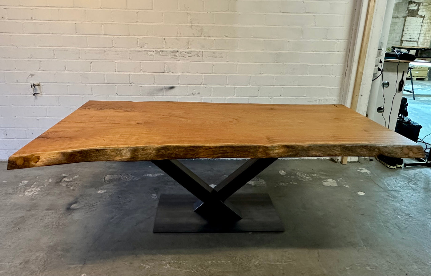 Table tronc d'arbre teck Guyana 240 et 6 cm massif avec piètement en V