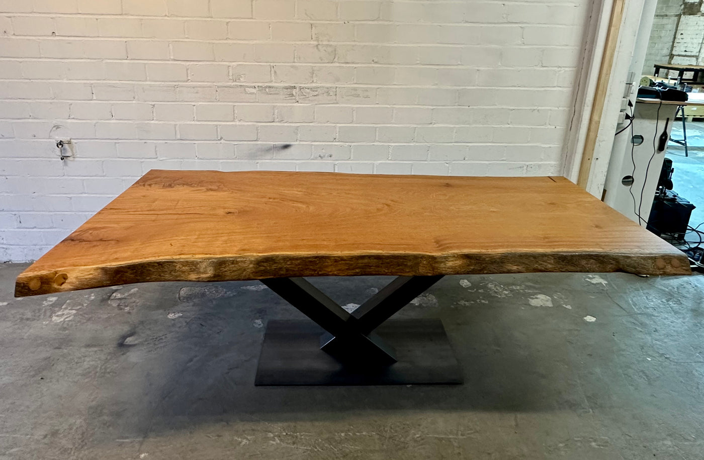 Table tronc d'arbre teck Guyana 240 et 6 cm massif avec piètement en V