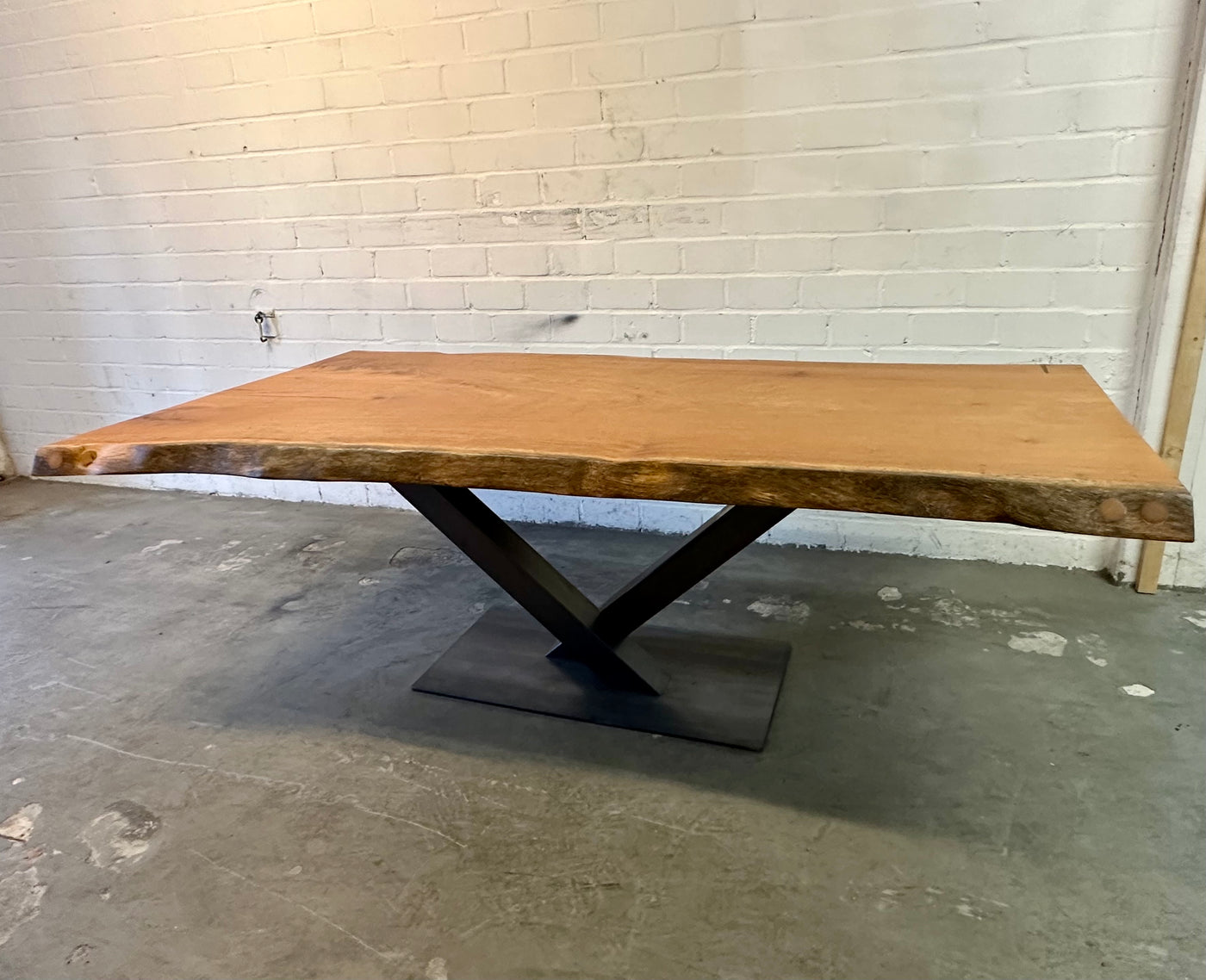 Table tronc d'arbre teck Guyana 240 et 6 cm massif avec piètement en V