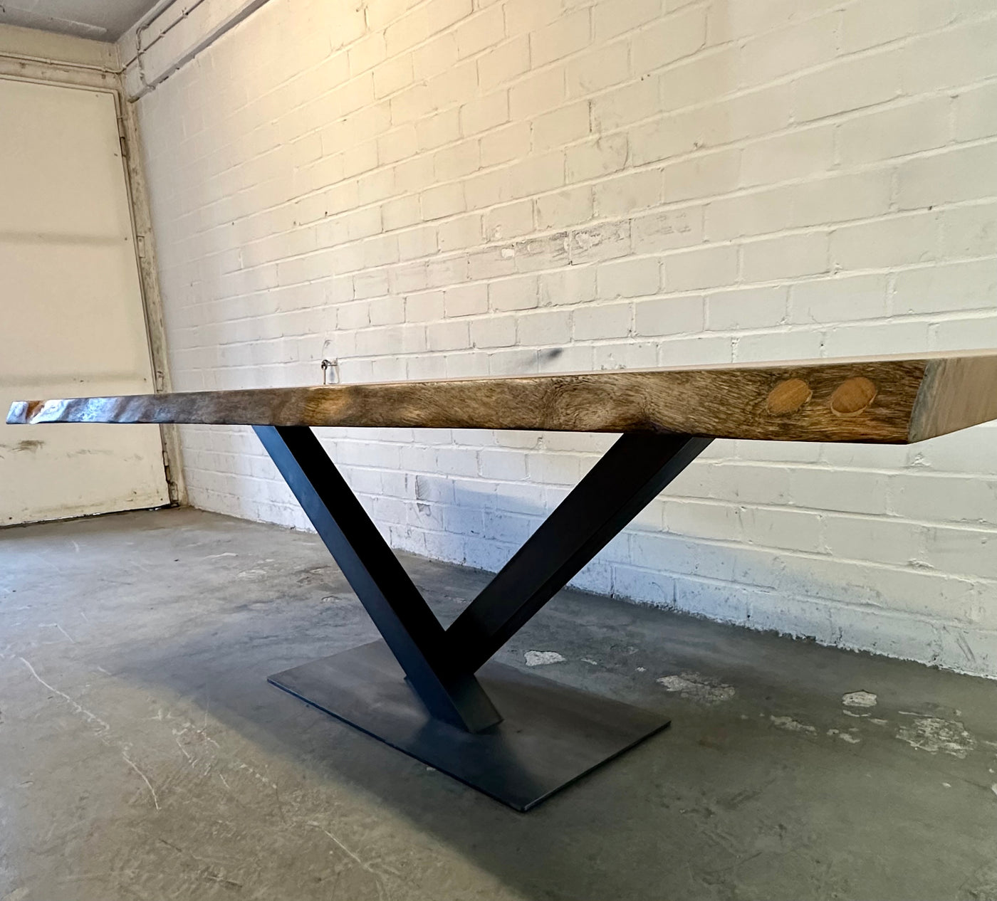 Table tronc d'arbre teck Guyana 240 et 6 cm massif avec piètement en V