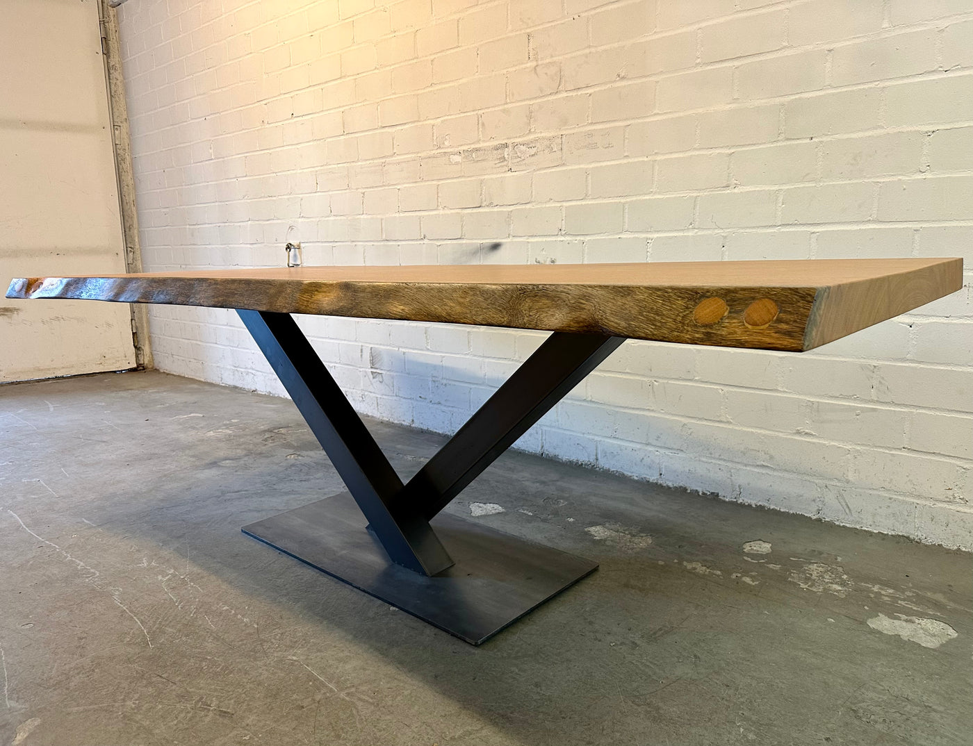 Table tronc d'arbre teck Guyana 240 et 6 cm massif avec piètement en V