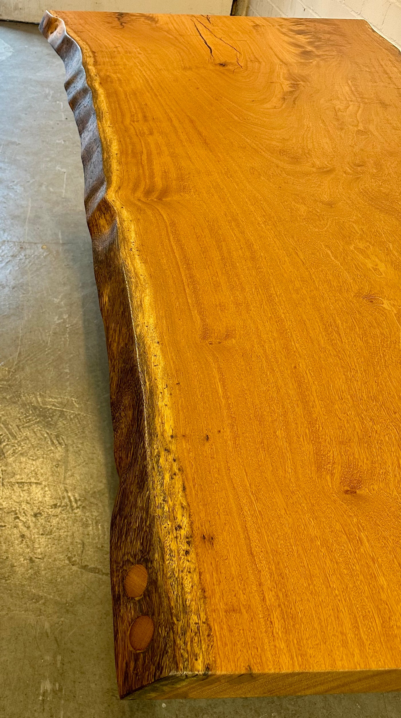 Table tronc d'arbre teck Guyana 240 et 6 cm massif avec piètement en V