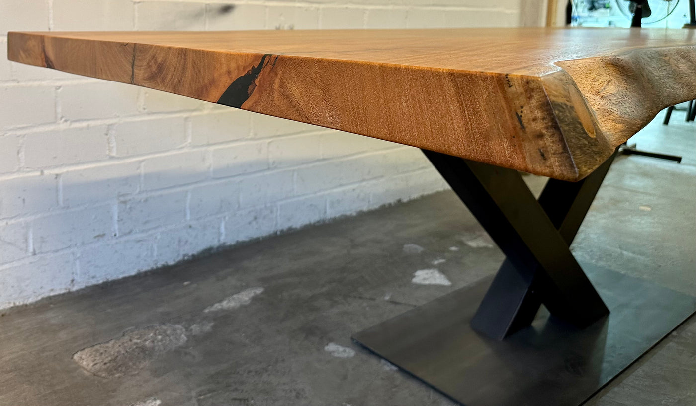 Table tronc d'arbre teck Guyana 240 et 6 cm massif avec piètement en V