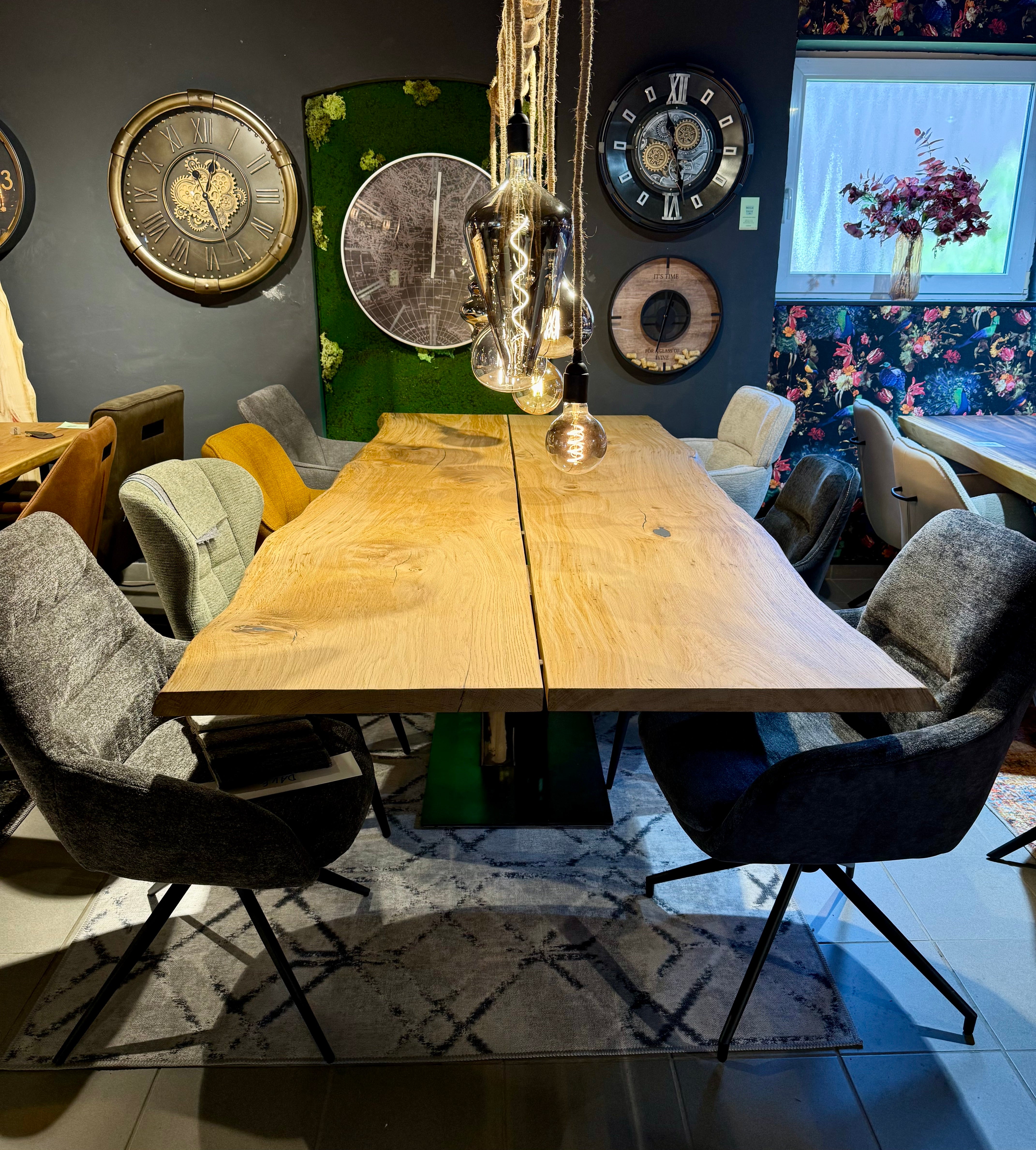 Baumstamm Esstisch Zwolle aus zwei Bohlen Eiche lackiert 270 cm mit V Metall Gestell Blaustahl