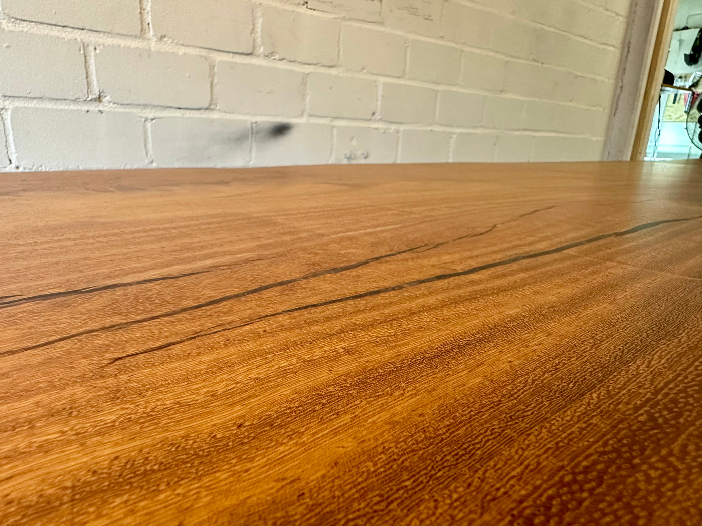 Table tronc d'arbre teck Guyana 240 et 6 cm massif avec piètement en V