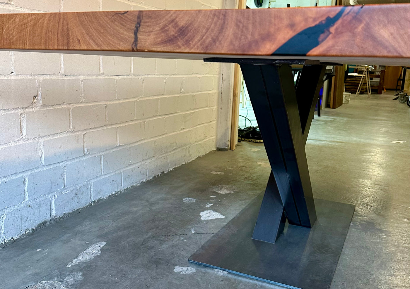 Table tronc d'arbre teck Guyana 240 et 6 cm massif avec piètement en V
